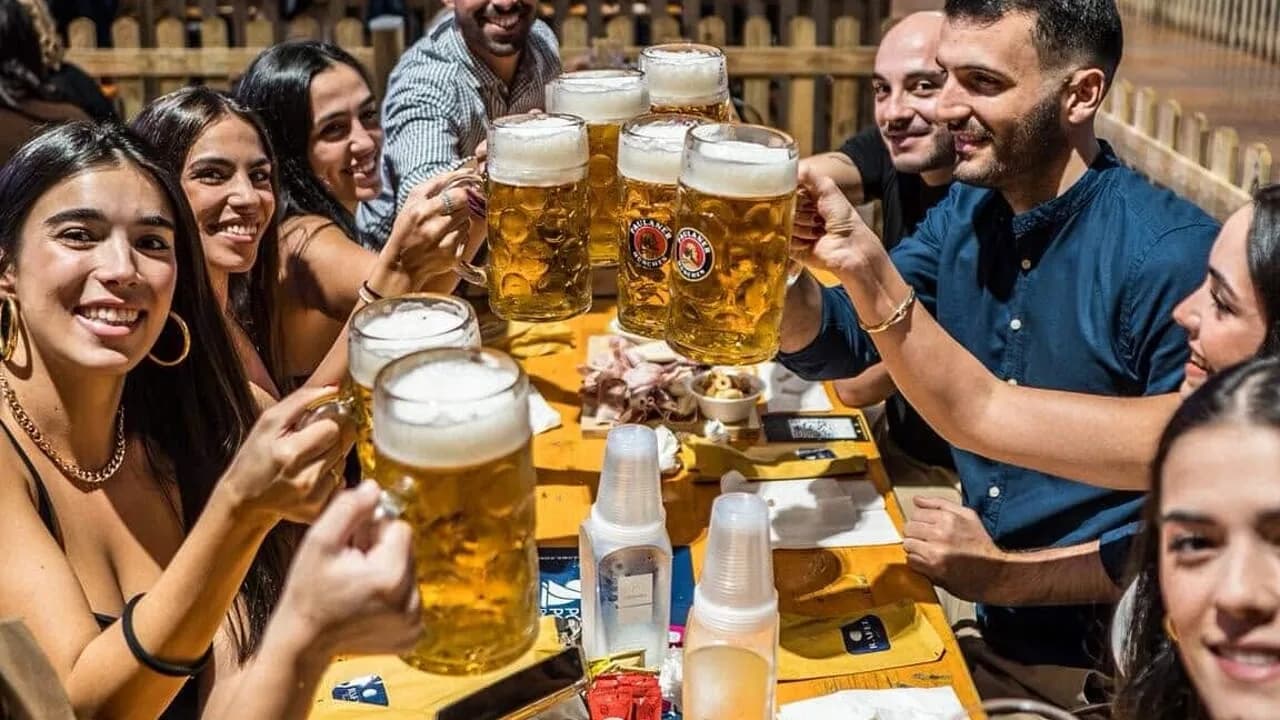 Ad Alghero torna l'Oktoberfest, tra fiumi di birra bavarese e tanta musica: come sarà l'evento, il programma completo e come partecipare Ad Alghero torna l'Oktoberfest, tra fiumi di birra bavarese e tanta musica: come sarà l'evento, il programma completo e come partecipare