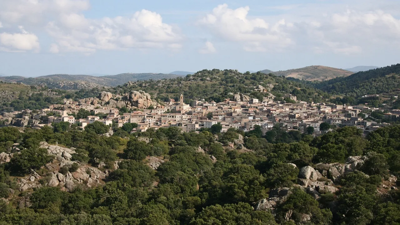 Panorama di Calangianus tra sugherete e granito della Gallura