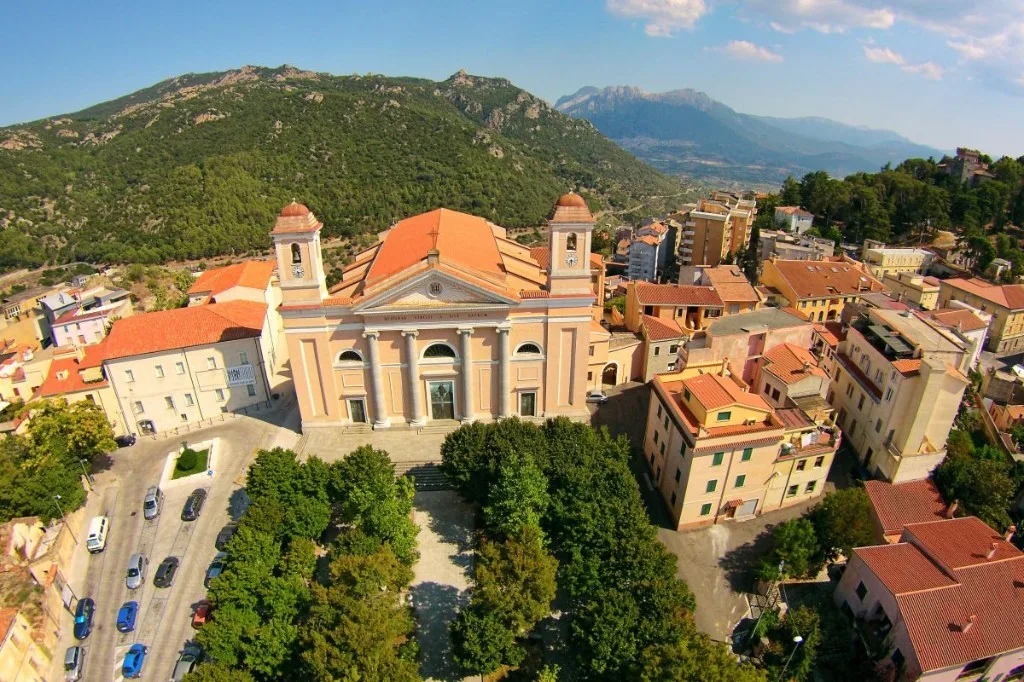 Veduta aerea della cattedrale e del centro storico di Nuoro
