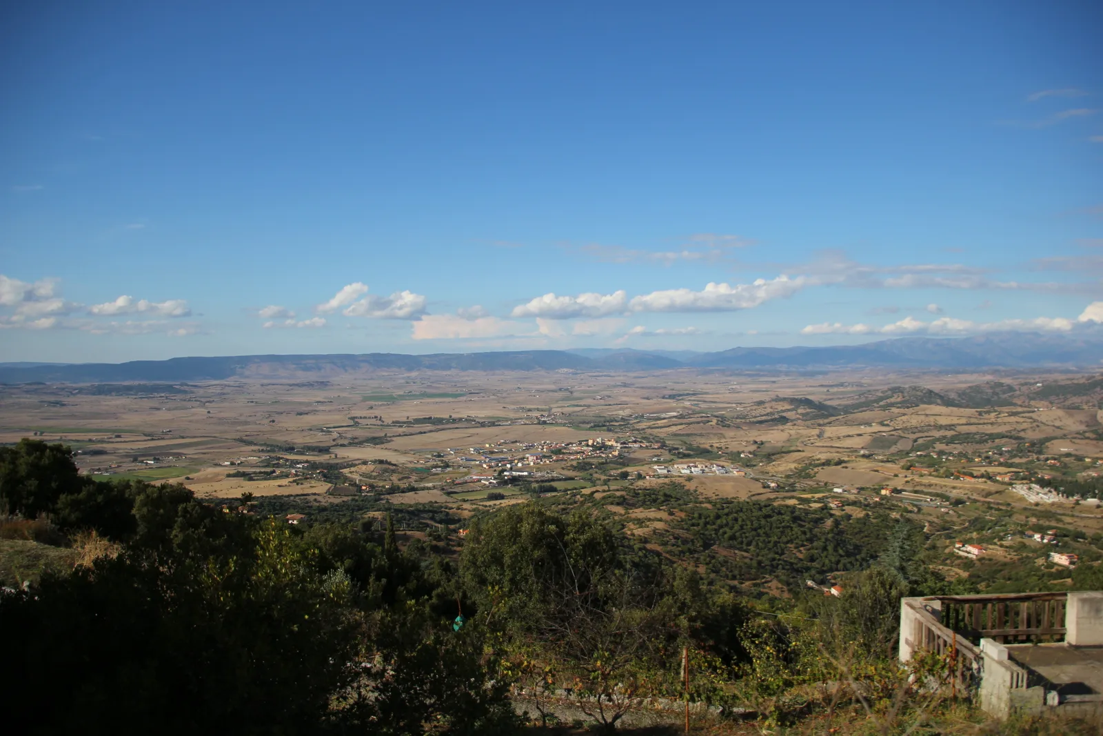 La piana di Chilivani nel territorio di Ozieri, verso la basilica di Bisarcio