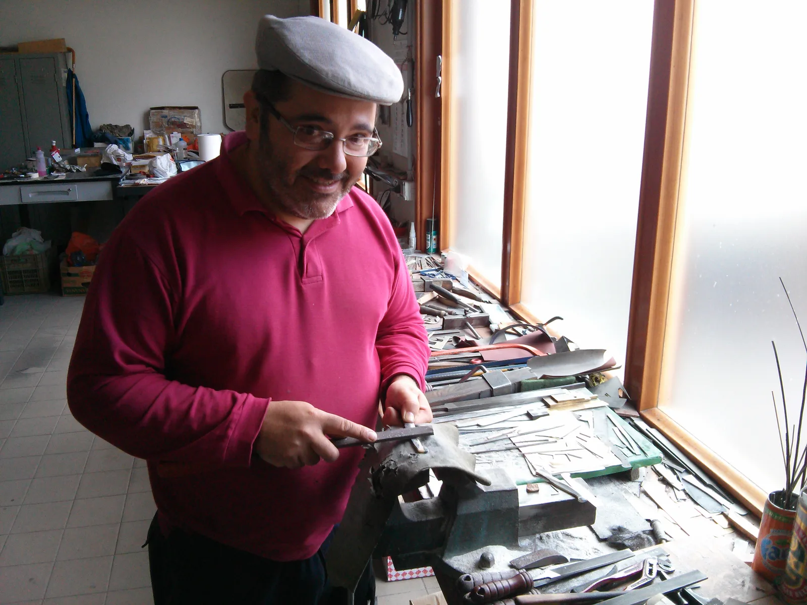 Il coltellinaio Gianmario Fogarizzu al lavoro nella bottega di Pattada