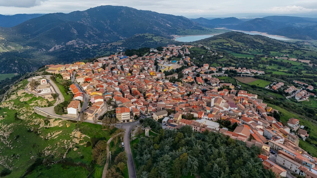 Vista aerea di Pattada sul Monteacuto, con i tetti in cotto e il lago Lerno sullo sfondo