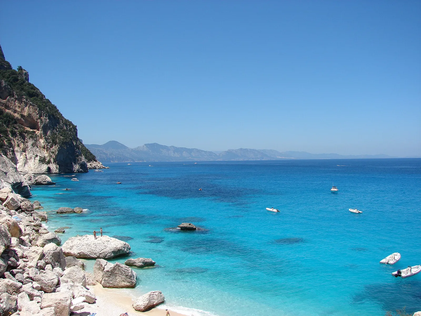 Cala Goloritzé nel Golfo di Orosei: calcare, acqua turchese e la caletta sotto la falesia