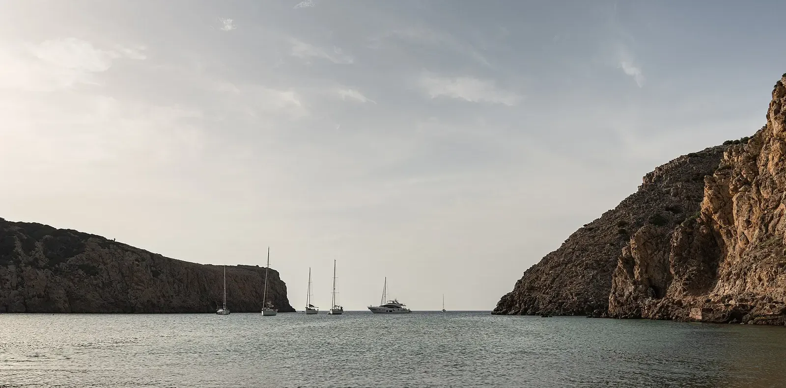 Cala Domestica a Buggerru, insenatura tra le falesie dell’Iglesiente vista dal mare