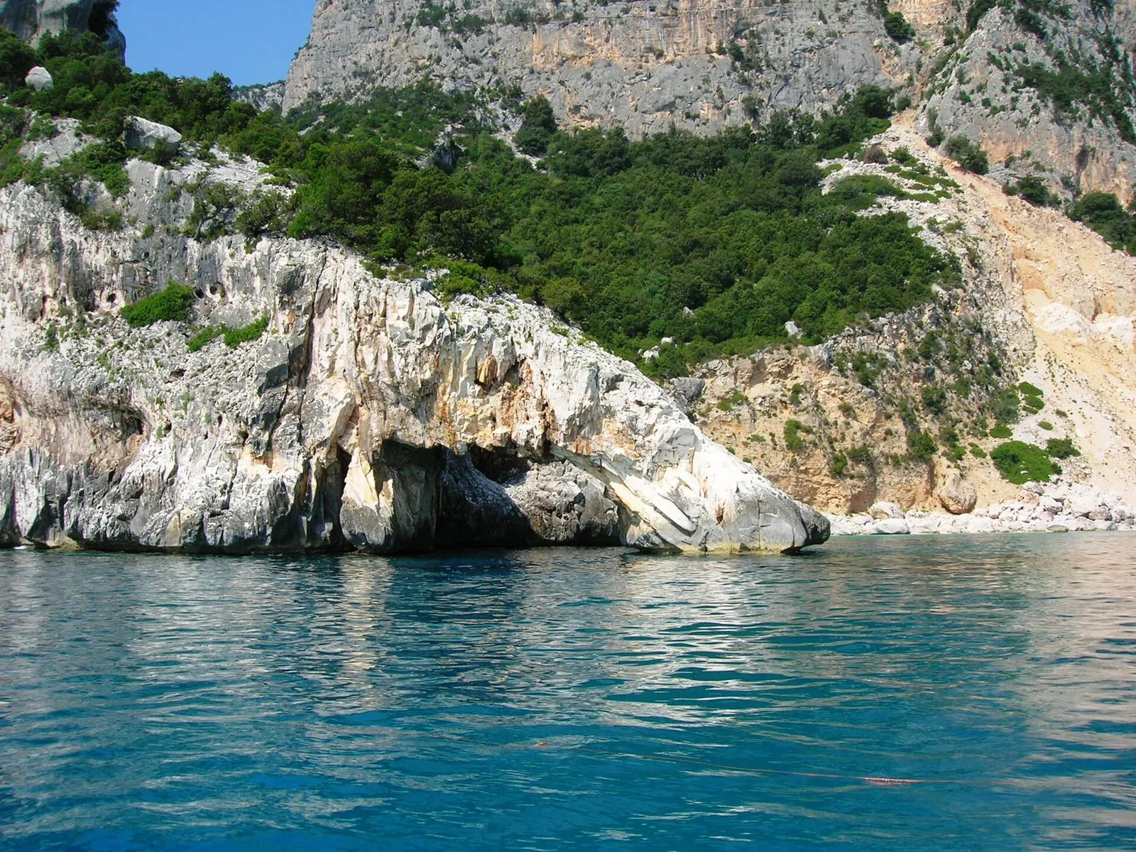 L’arco di calcare di Cala Goloritzé sul mare del Golfo di Orosei