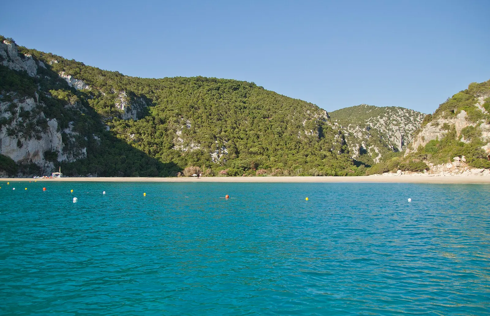 Cala Luna nel Golfo di Orosei, spiaggia lunga chiusa dalle pareti di calcare