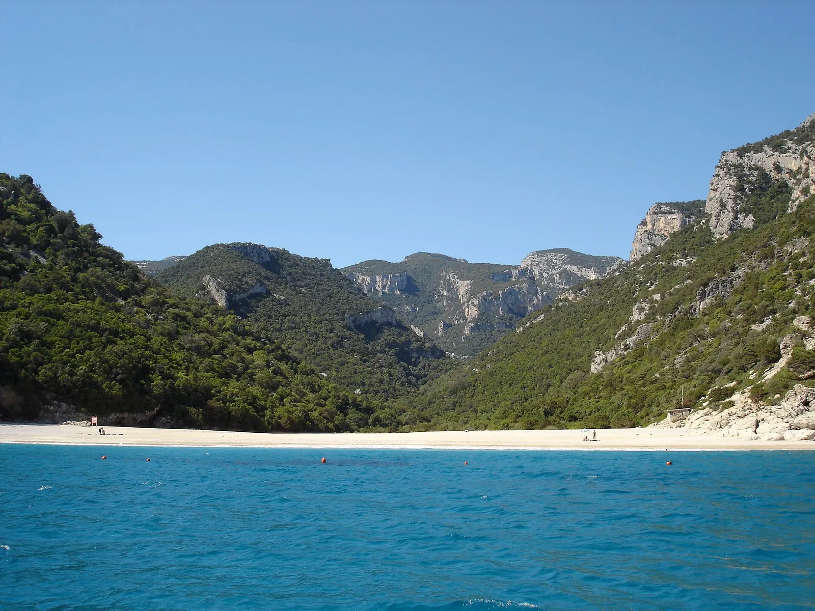 Cala Sisine, spiaggia di ciottoli chiusa tra le falesie e la macchia del Golfo di Orosei