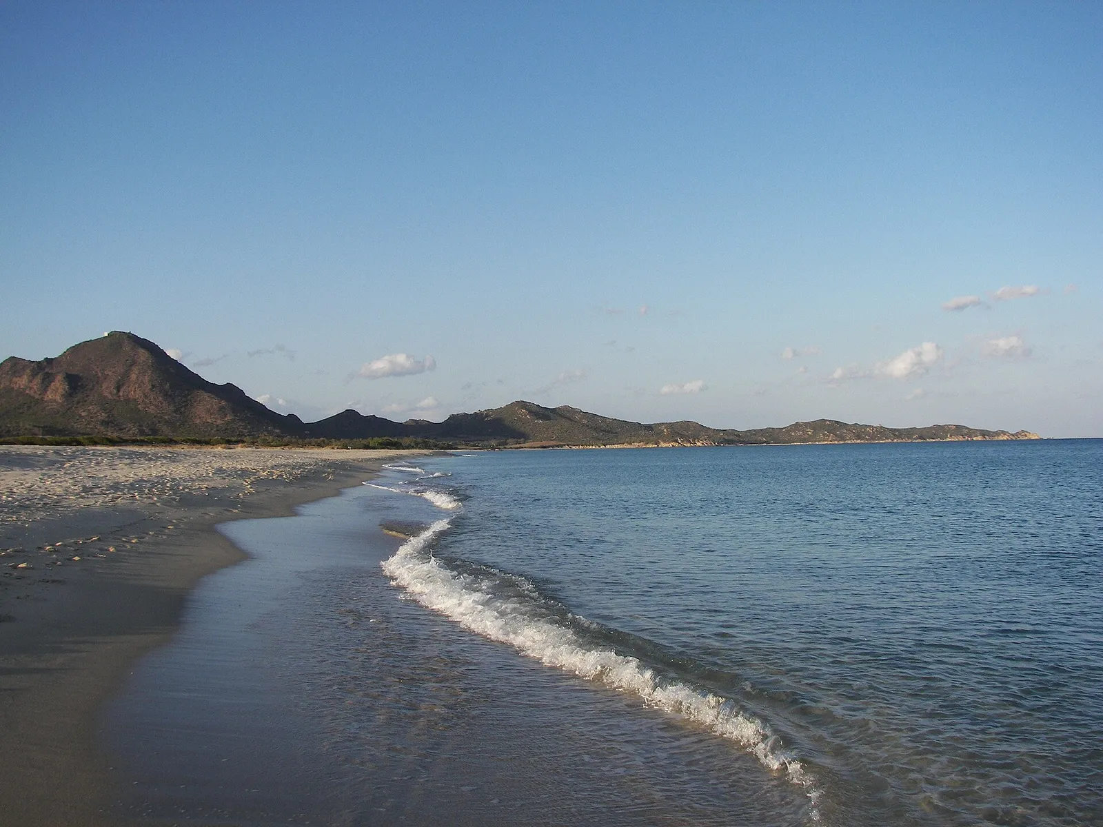 Costa Rei, nastro di sabbia dorata del Sarrabus verso Capo Ferrato