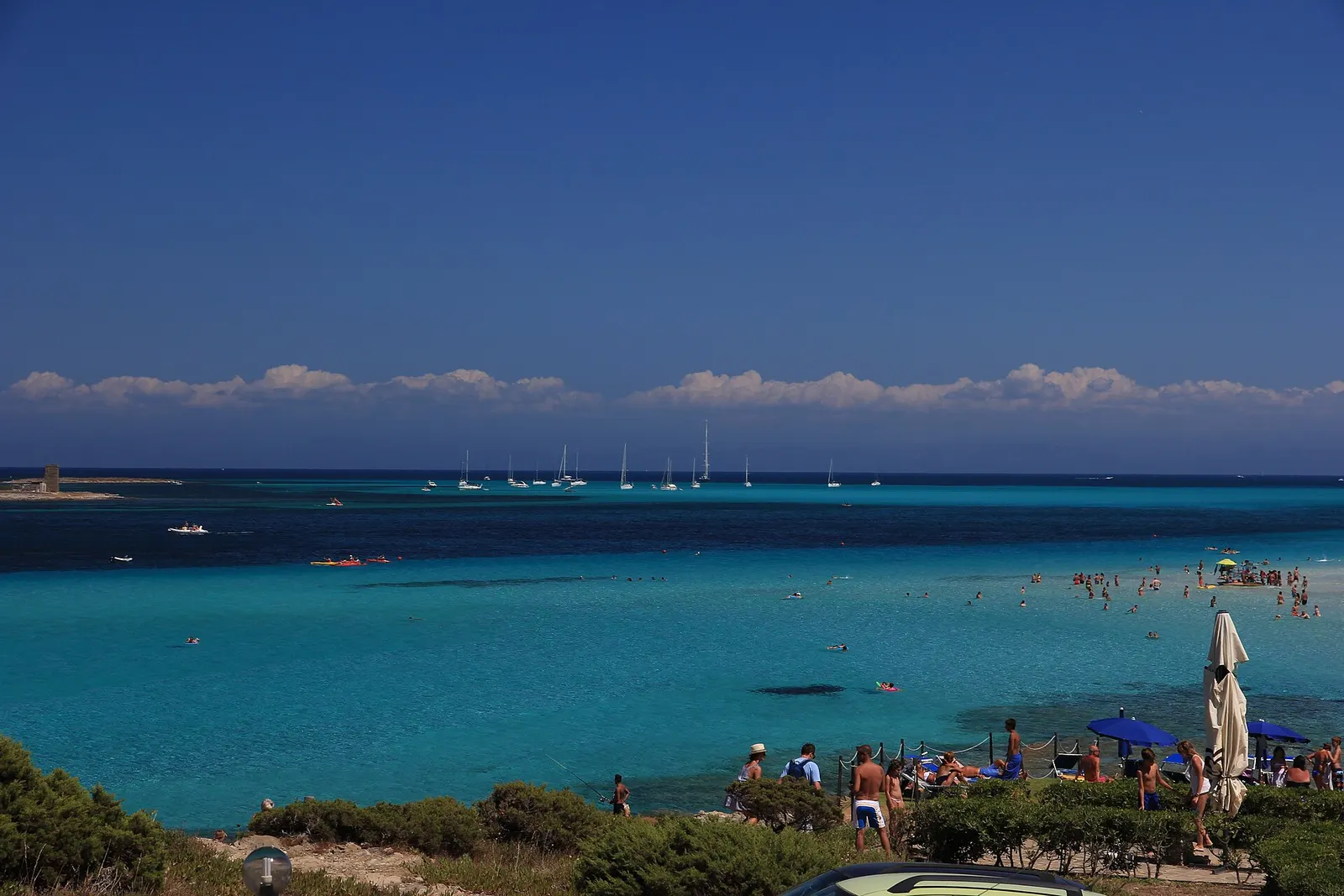 La Pelosa a Stintino, con l’acqua bassa, l’isolotto e la torre spagnola