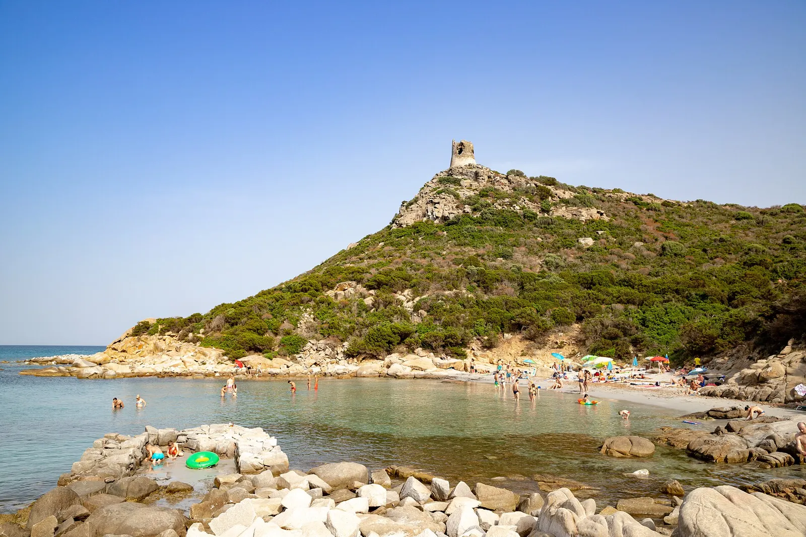 Porto Giunco a Villasimius, spiaggia sotto la torre aragonese e laguna alle spalle